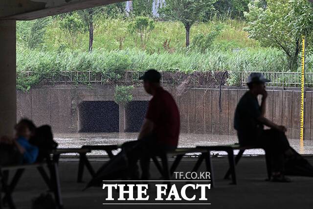 20일 오전 시민들이 서울 양천교 아래에서 비를 피하고 있다. /이새롬 기자