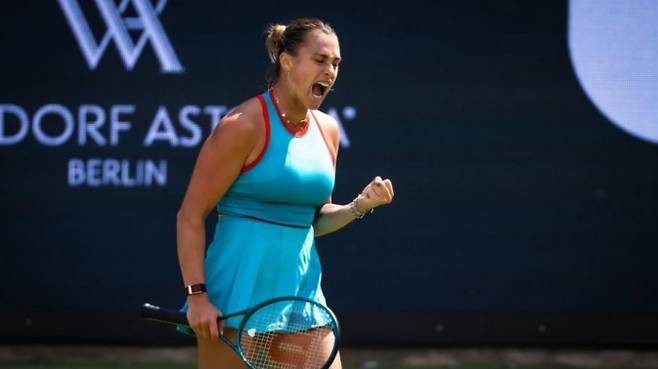 아리나 사발렌카가 20일 엘레나 리바키나와의 베를린 WTA 500 단식 8강전 승리 뒤 포효하고 있다. 사진/WTA 투어