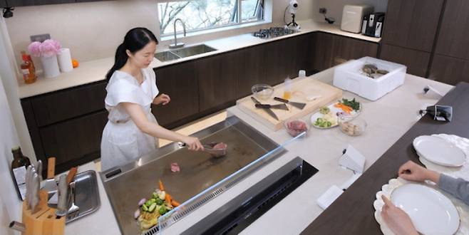 이정현 주방 자랑에 누리꾼 폭발 “현실 모르나” (사진: KBS)