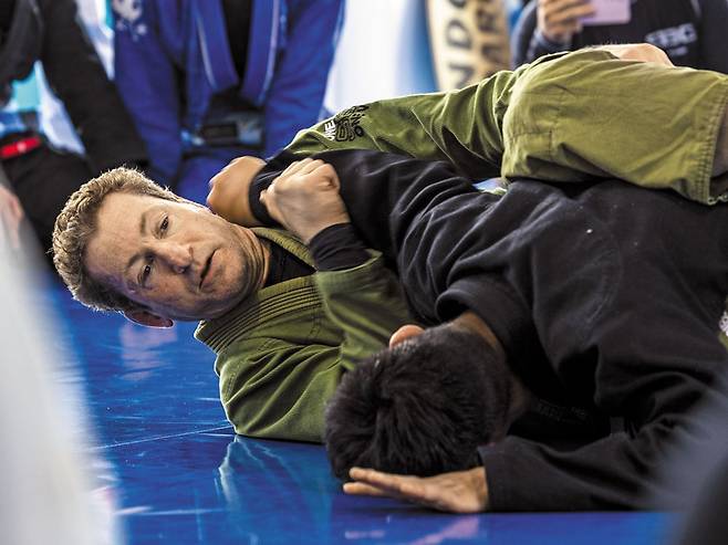 제자에게 시범을 보이는 스승. 이 대련을 핸드폰으로 촬영해가며 열심히 귀 기울이는 제자들, 이미 체육관까지 운영하는 고수들이다. /이신영 영상미디어 기자