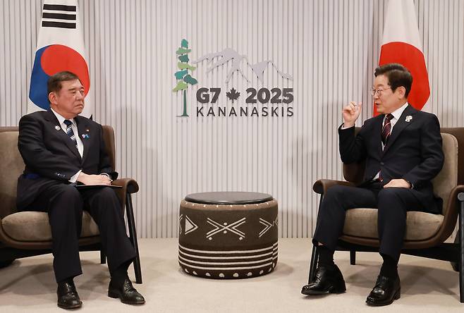 지난 17일 캐나다 G7(7국) 정상회의에서 만난 이재명(오른쪽) 대통령과 이시바 시게루 일본 총리/연합뉴스