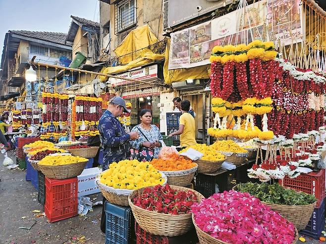 뭄바이 최대 꽃시장 '다다르 꽃시장'. /김성윤 기자