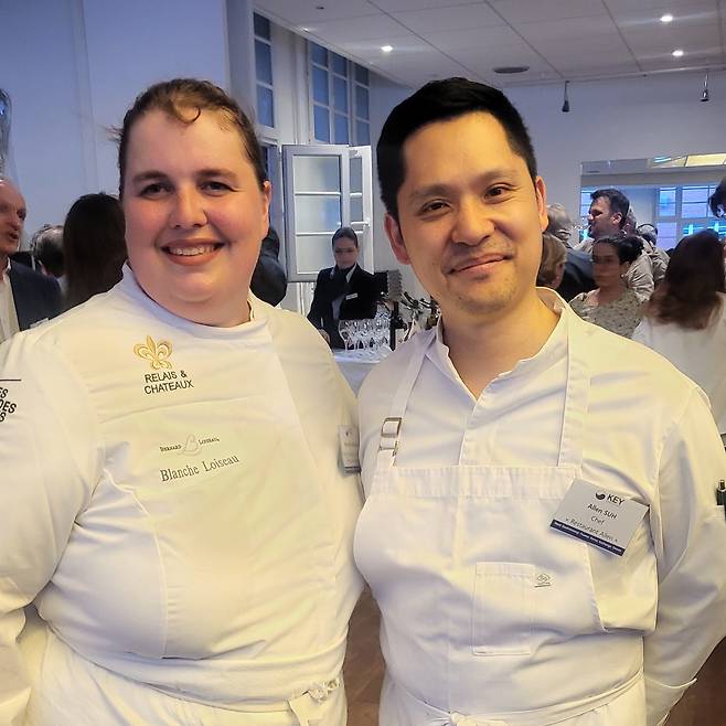 제1회 한불 미식 포럼에 참석해 프랑스와 한국의 문화가 조화된 음식을 선보인 미슐랭 2스타 식당 ‘레스토랑 알렌’의 대표 알렌 서(오른쪽) 셰프와 '르와조뒤탕'의 블랑슈 르와조 수석 셰프. /KEY 포럼 제공