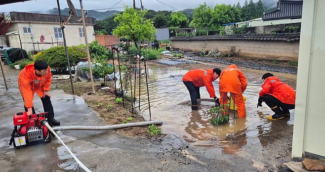 21일 오전 9시쯤 전남 담양군 창평면 한 마을에서 하천이 범람해 소방당국이 안전조치를 하고 있다. (전남소방 제공)/뉴스1