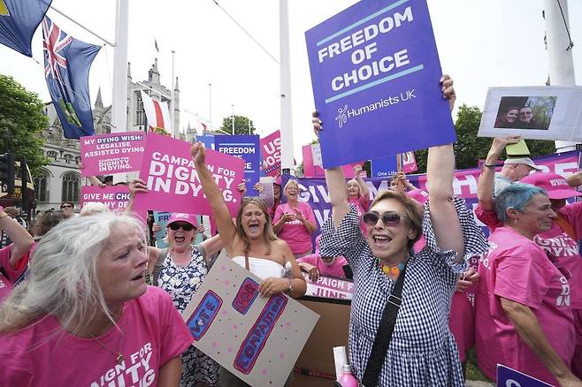 영국 하원이 20일(현지 시간) 안락사를 허용하는 법안을 통과시키자 법안에 찬성하는 사람들이 환호하고 있다. AP=뉴시스