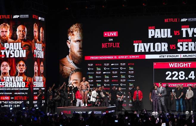 마이크 타이슨이 2024년 11월 14일 제이크 폴과의 경기를 앞두고 체중 측정을 진행하고 있는 모습. 이날 경기는 전 세계에서 최대 6500만명이 동시 시청하는 기록을 썼다. AP 뉴시스