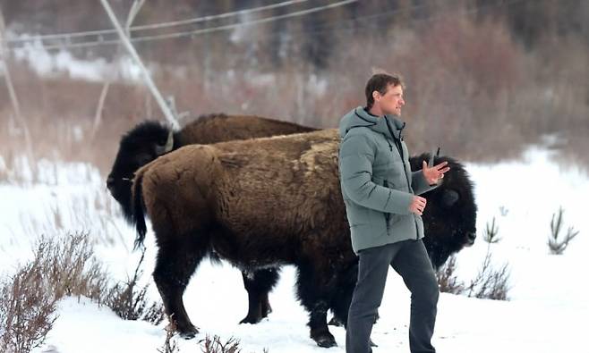 러시아 시베리아에서 아버지인 세르게이 지모프 러시아과학아카데미 북동과학연구소장과 함께 '플라이스토세 공원' 프로젝트를 진행하고 있는 니키타 지모프. Pleistocene Park 제공