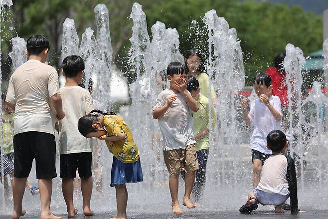 서울 광화문광장 이순신 장군 동상 앞 바닥 분수에서 어린이들이 뛰놀고 있다. 연합뉴스