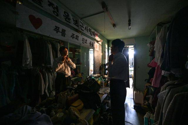 11일 서울 종로구 서연아트홀 분장실에서 공연 전 '멀티' 역할을 맡은 배우 손창민이 가발을 쓰고 있다.