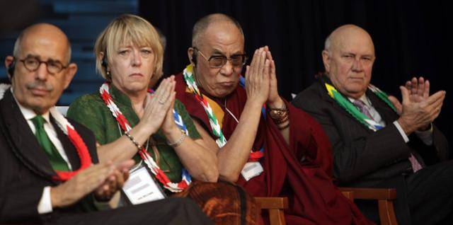 2010년 일본 히로시마에서 열린 노벨평화상 수상자 세계정상회의에 참석한 모하메드 엘바라데이(맨 왼쪽) 전 국제원자력기구(IAEA) 사무총장. 히로시마=AP 연합뉴스2010년 일본 히로시마에서 열린 노벨평화상 수상자 세계정상회의에 참석한 모하메드 엘바라데이(맨 왼쪽) 전 국제원자력기구(IAEA) 사무총장. 히로시마=AP 연합뉴스