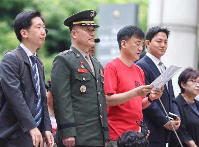 해병대 채상병 순직 사건과 관련해 1심에서 무죄를 선고받은 박정훈 대령(전 해병대 수사단장)이 4월 서초구 서울고등법원에서 열리는 2심 1회 공판에 출석하기 앞서 기자회견을 갖고 있다. 연합뉴스