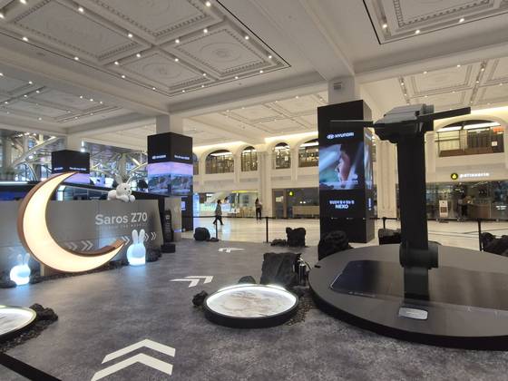 중국 가전업체 로보락이 지난 17일 서울 신세계백화점 강남점 센트럴시티에 5축 접이식 로봇팔 '옴니그립'을 갖춘 로봇청소기 '사로스 Z70'을 체험할 수 있는 팝업스토어를 열었다. 이우림 기자