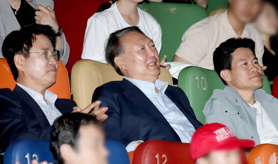 윤석열 전 대통령이 지난달 21일 서울 메가박스 동대문에서 영화 '부정선거, 신의 작품인가'를 관람하고 있던 모습. 왼쪽부터 이영돈 PD, 윤 전 대통령, 전한길 전 한국사 강사. 연합뉴스