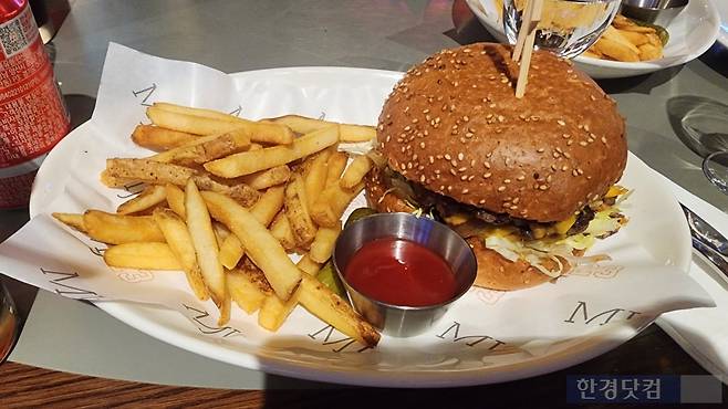 19일 인천 영종도 인스파이어 'MJ23 스포츠 바 앤 그릴' 대표 메뉴 빅마이크 버거. 사진=신용현 기자