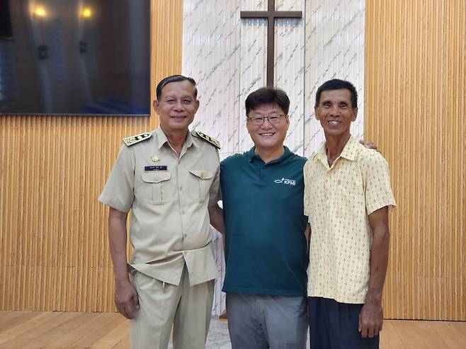 기아대책 황반석(가운데) 선교사와 안롱벵의 마을 면장으로 일하고 있는 옷파(왼쪽)씨, 마을 이장 케잉팟씨. 옷파씨와 케잉팟씨는 황 선교사를 두고 "캄보디아 현지인보다 현지인을 더 사랑하는 한국인"이라고 했다.