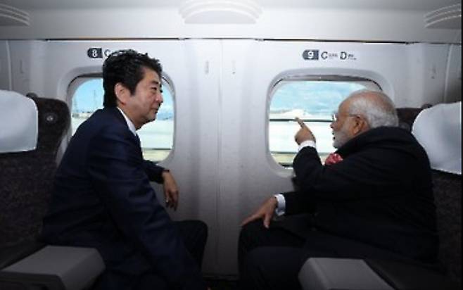 2016년 11월 일본을 방문한 나렌드라 모디 인도 총리가 아베 신조 일본 총리와 함께 신고베역으로 신칸센을 타고 가면서 대화를 나누고 있다. <사진=인도 외교부>