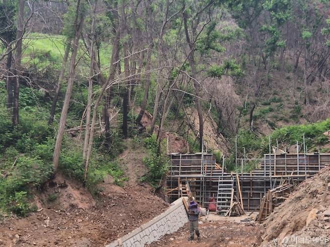 지난 13일 오전 경북 안동시 임하면의 한 골막이 설치 공사 현장 모습. /사진=박진호 기자.