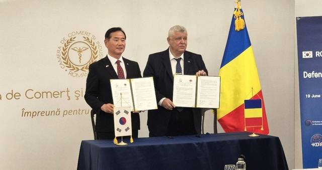 최병로(왼쪽) 한국방위산업진흥회 상근부회장과 루마니아 방산협회인 패트로밀 대표가 19일(현지시간) 루마니아 부쿠레슈티 상공회의소에서 양국 방산 협회간 업무협약(MOU)을 체결하며 기념촬영하고 있다. 한국방위산업진흥회제공