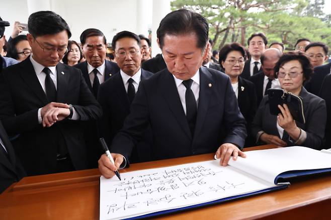 방명록 작성하는 민주당 정청래 의원 (서울=연합뉴스) 윤동진 기자 = 당 대표 출마를 선언한 더불어민주당 정청래 의원이 16일 서울 동작구 국립서울현충원 현충탑을 참배한 뒤 방명록을 작성하고 있다. 2025.6.16 mon@yna.co.kr (끝) <저작권자(c) 연합뉴스, 무단 전재-재배포, AI 학습 및 활용 금지> 연합뉴스