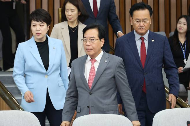 원내대책회의 참석하는 송언석 원내대표 (서울=연합뉴스) 김주성 기자 = 국민의힘 송언석 원내대표와 유상범 원내운영수석부대표(오른쪽), 김은혜 원내정책수석부대표(왼쪽)가 20일 서울 여의도 국회에서 열린 원내대책회의에 참석하고 있다. 2025.6.20 utzza@yna.co.kr (끝) <저작권자(c) 연합뉴스, 무단 전재-재배포, AI 학습 및 활용 금지> 연합뉴스