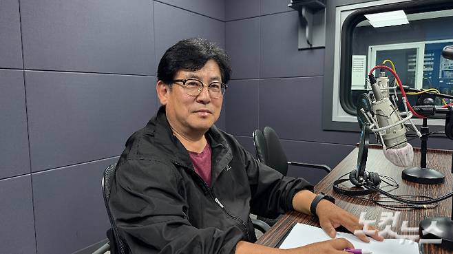 강원CBS.강원영동CBS 시사프로그램 <최진성의 위클리오늘>에 출연한 강릉시자원봉사센터 김선정 센터장. 최진성 아나운서