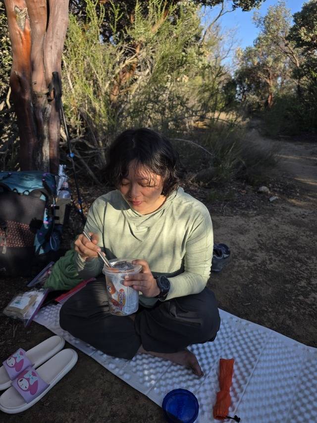 라면은 끓이지 않고 봉투에 넣은 채로 뜨거운 물을 부어 익혀 먹는 소위 ‘뽀글이’ 방식으로 조리해 가스도 아끼고 설거지 거리도 줄인다.