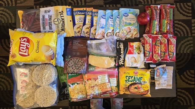 2명이 5일간 먹을 수 있는 분량의 식량. 미국답게 간편식이 발달해 선택지가 다양한 편이라 취향에 맞게 식단을 짤 수 있다.