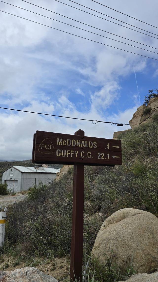 카종패스 표지판. 트레일의 명물인 만큼 표지판에도 맥도날드의 상호가 기재되어 있다. 이곳에 계획대로 도착한 우리는 점심으로 햄버거를 다섯 개 먹었다.