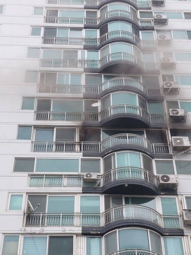 아파트 화재 현장. 사진제공=경기도소방재난본부