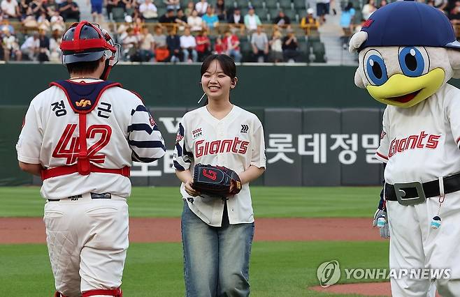 가수 아즈마 아키 시구 (부산=연합뉴스) 강선배 기자 = 17일 부산 사직야구장에서 열린 프로야구 한화 이글스와 롯데 자이언츠의 경기에 앞서 한일 수교 정상화 60주년 기념행사로 일본과 한국을 오가며 활발히 활동 중인 가수 아즈마 아키가 시구하고 공을 받고 있다. 2025.6.17 sbkang@yna.co.kr