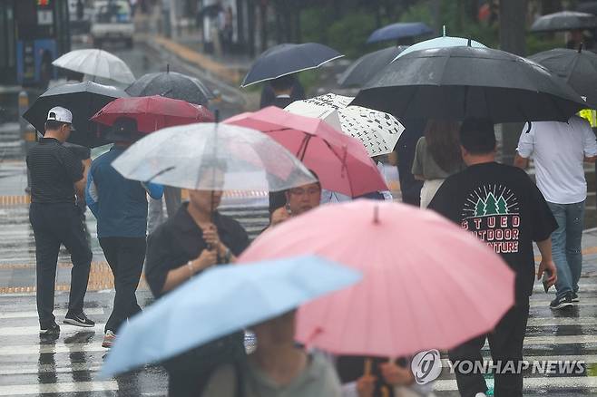 서울 호우주의보 (서울=연합뉴스) 서대연 기자 = 서울 전역에 호우주의보가 내린 20일 서울 종로구 광화문 네거리에서 우산을 쓴 시민들이 길을 건너고 있다. 2025.6.20 dwise@yna.co.kr