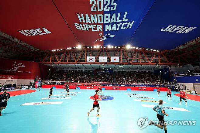 청주서 '2025 한일 핸드볼 슈퍼매치' (청주=연합뉴스) 천경환 기자 = 21일 청주 SK호크스 아레나에서 한국과 일본의 국교 관계 수립 60주년을 맞아 '2025 핸드볼 한일 슈퍼매치 남자부 경기가 열리고 있다. 한국과 일본은 2008년부터 정기전을 시작했으며 2022년 인천 경기를 끝으로 잠시 중단됐다가 올해 3년 만에 재개됐다. 2025.6.21 kw@yna.co.kr