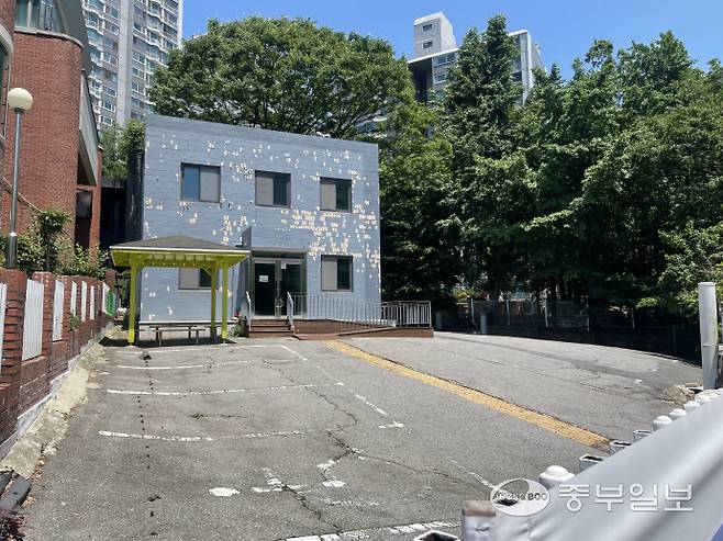 군포시 산본동에 위치한 구 수리파출소 건물. 외벽 도색이 벗겨지고 부지 관리가 미흡해 도시 미관을 해치고 있다는 지적이 이어지고 있다. 손용현기자