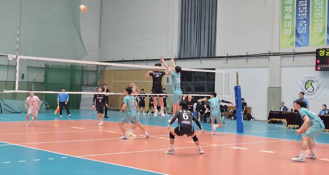 22일 수원 성균관대 체육관에서 열린 전국체전 배구 남대부 경기도대표 선발전 결승에서 경기대와 성균관대의 경기가 펼쳐지고 있다. 이건우기자