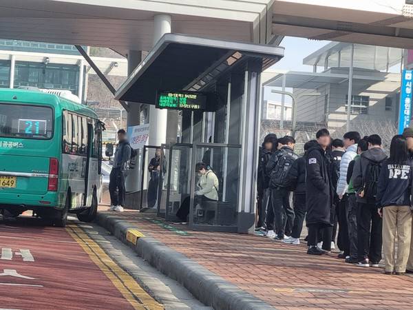 용인시의 버스 운수종사자 양성과 처우개선 효과가 뚜렷하게 나타나고 있다.사진은 용인시청 입구에서 손님을 태우는 버스