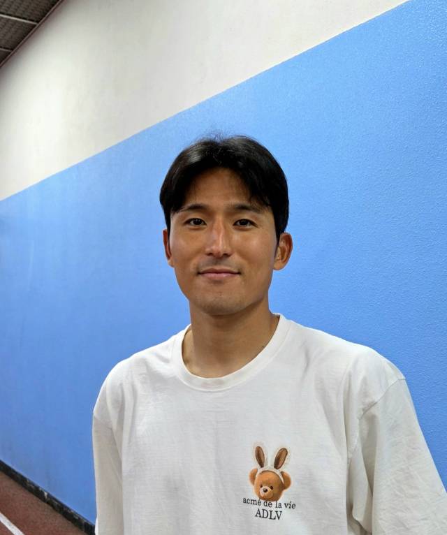 충남아산FC 이학민 선수가 21일 치러진 성남FC와의 경기를 마치고 믹스트존 인터뷰에 앞서 사진 촬영을 하고 있다. 사진=이재범 기자.