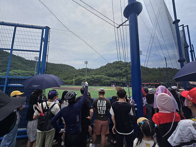 22일 KIA 타이거즈 함평전용구장에서 열린 ‘2025 KBO 퓨처스리그’ 두산과의 경기. ‘좌완 영건’ 이의리의 복귀전을 보기 위해 KIA 측 추산, 약 500명의 팬들이 경기장을 찾아 장사진을 이뤘다. /주홍철 기자