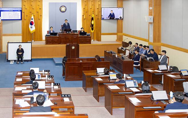 지난 20일 울산 남구의회 본회의장에서 열린 제270회 제1차 정례회 2차본회의에서 태화강 파크골프장 유료화와 관련한 '남구 체육시설 관리 및 운영 조례 일부개정조례안'이 찬성 8표, 반대 6표로 가결됐다. 최지원 기자