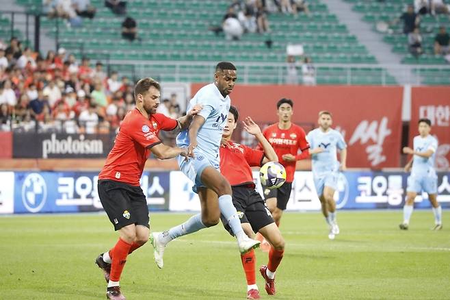 대구FC의 에드가가 지난 21일 강릉하이원아레나에서 펼쳐진 K리그1 2025 20라운드 강원전에서 공격을 하고 있다.<대구FC 제공>