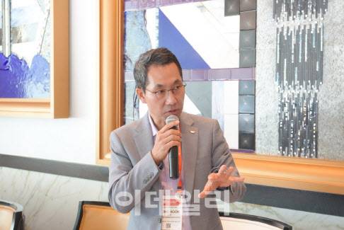 이동훈 SK바이오팜 대표가 미국 메사추세스 보스턴에서 열린 ‘바이오USA’에서 한국 기자단과 만나 미국 진출 전략을 설명하고 있다. (사진=SK바이오팜)