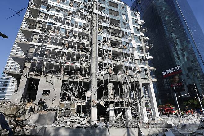 19일(현지시간) 이스라엘 라마트 간의 한 건물이 이란의 공격으로 무너진 모습. 25.06.19 ⓒ 로이터=뉴스1 ⓒ News1 김예슬 기자