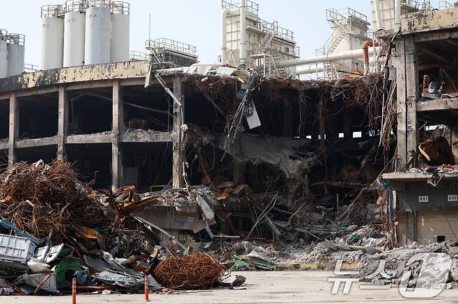 18일 광주 광산구 소촌동 금호타이어 광주공장에 건물 해체 등으로 인한 잔재물이 쌓여 있다. 2025.6.18/뉴스1 ⓒ News1 이승현 기자