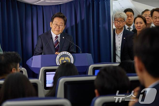 주요 7개국(G7) 정상회의에 참석하는 이재명 대통령이 16일(현지시간) 캐나다 앨버타주 캘거리로 향하는 공군 1호기에서 기자간담회를 하고 있다. (대통령실 제공. 재판매 및 DB 금지) 2025.6.18/뉴스1 ⓒ News1 허경 기자