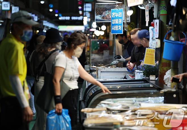 정부가 소비 진작 등 내수 활성화를 위해 20조 원 규모의 2차 추가경정예산안을 국무회의에서 의결한 가운데 19일 오후 서울 마포구 망원시장에서 시민들이 장을 보고 있다. 2025.6.19/뉴스1 ⓒ News1 오대일 기자