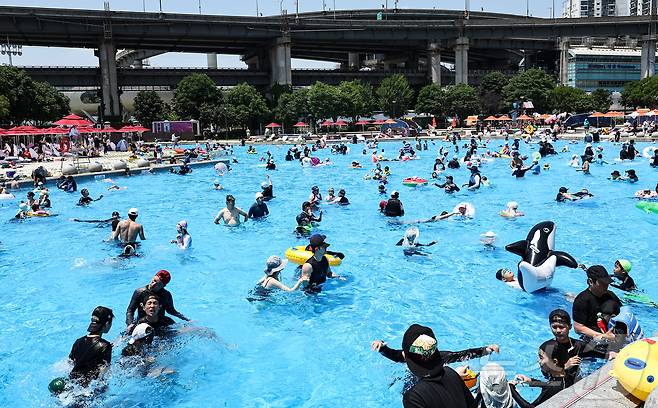 무더운 날씨를 보인 22일 서울 광진구 뚝섬야외수영장에서 시민들이 즐거운 시간을 보내고 있다. 2025.6.22/뉴스1 ⓒ News1 김도우 기자