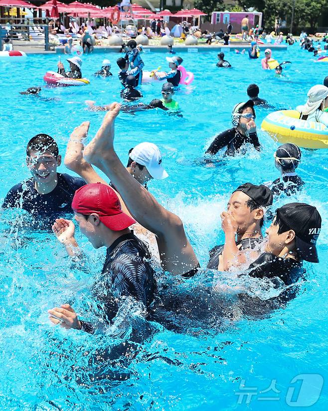 무더운 날씨를 보인 22일 서울 광진구 뚝섬야외수영장에서 시민들이 즐거운 시간을 보내고 있다. 2025.6.22/뉴스1 ⓒ News1 김도우 기자