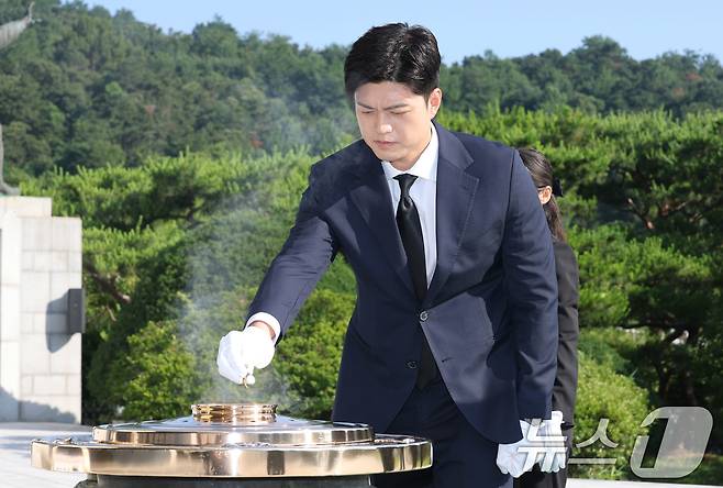 김용태 국민의힘 비상대책위원장이 22일 오전 서울 동작구 국립서울현충원을 찾아 현충탑에 참배하고 있다. 2025.6.22/뉴스1 ⓒ News1 이광호 기자