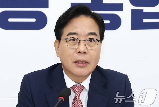 송언석 국민의힘 원내대표가 22일 오후 서울 여의도 국회에서 이재명 대통령과 여야 지도부 오찬 관련 기자간담회를 하고 있다. 2025.6.22/뉴스1 ⓒ News1 이광호 기자