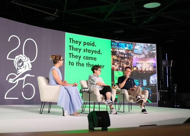 국제 광고제 ‘칸 라이언즈(Cannes Lions) 2025’ 공식 세미나에 초청되어 4대 메인 스테이지인 로통드 스테이지(Rotonde Stage)에서 (왼쪽부터) 이노션 미국 자회사 캔버스 월드와이드(Canvas Worldwide)의 크리스티 린드(Kristi Lind) 최고 고객 책임자(Chief Client Officer)의 진행 하에 이노션 최고 크리에이티브 책임자(CCO) 김정아 부사장, 현대자동차 브랜드마케팅본부장 지성원 전무가 세미나를 진행하는 모습. 사진|현대차