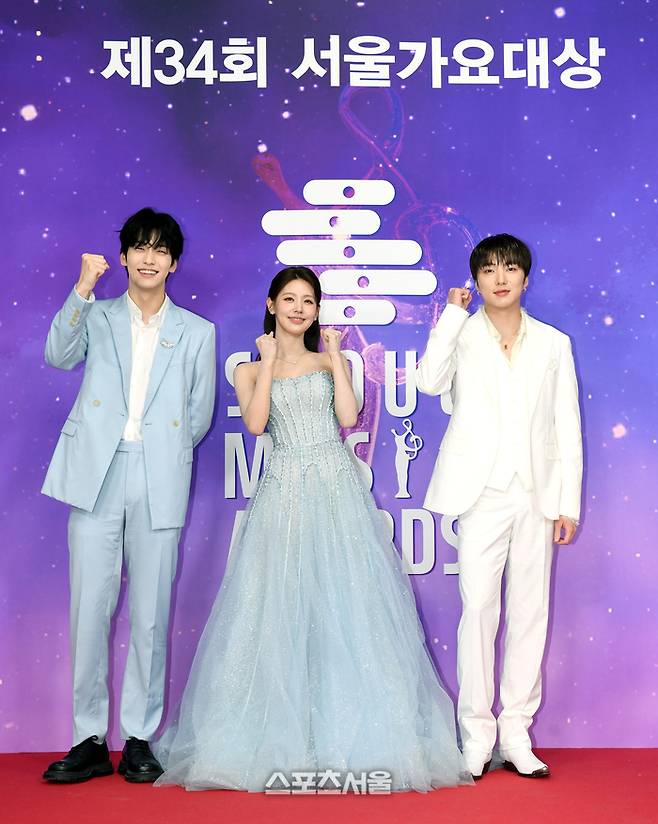 투모로우바이투게더(TXT) 수빈(왼쪽)과 아이들 미연(가운데), 위너 강승윤이 21일 오후 인천 중구 인스파이어 아레나에서 열린 제34회 ‘서울가요대상’ 레드카펫에서 취재진을 향해 포즈를 취하고 있다. 세 사람은 서울가요대상의 메인 MC를 맡았다. 2025. 6. 21. 인천 | 박진업 기자 upandup@sportsseoul.com